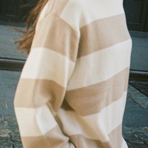 BRANDY MELVILLE CREAM AND WHIT STRIPE SWEATER